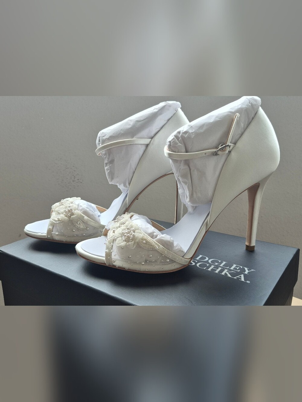 Badgley Mischka Carter MP5217 White Satin Pearl Floral Heels 7.5